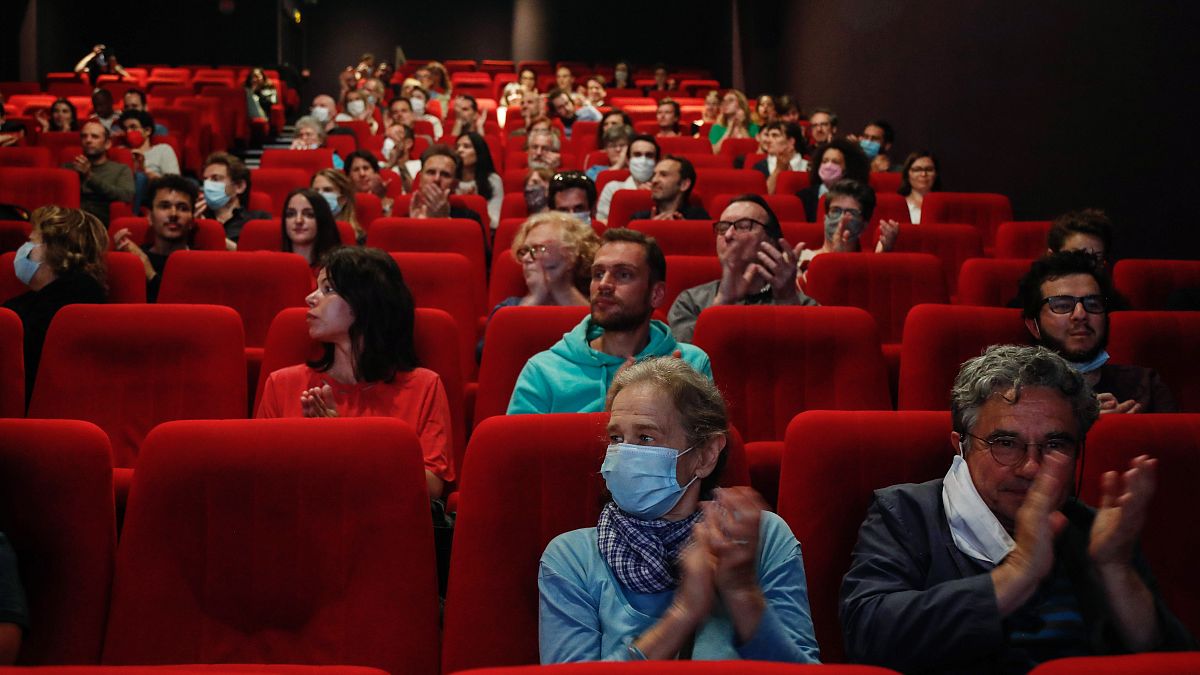 Les spectateurs applaudissent avant la projection du film "Les Parfums", le 21 juin 2020 à Paris,