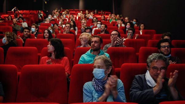 Les spectateurs applaudissent avant la projection du film "Les Parfums", le 21 juin 2020 à Paris, Les spectateurs applaudissent avant la projection du film "Les Parfums", le 21 juin 2020 à Paris,