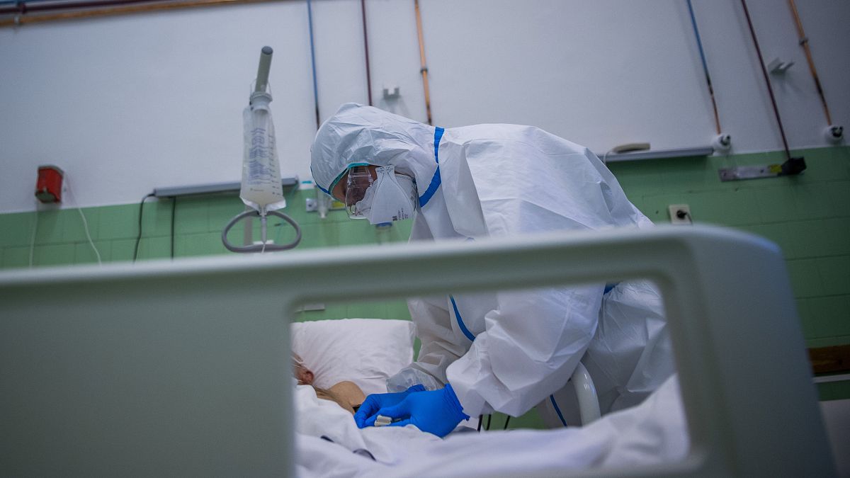 Egy beteg pulzusát mérik a koronavírussal fertőzött betegek fogadására kialakított osztályon a Szent János Kórházban Budapesten