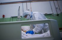 Egy beteg pulzusát mérik a koronavírussal fertőzött betegek fogadására kialakított osztályon a Szent János Kórházban Budapesten