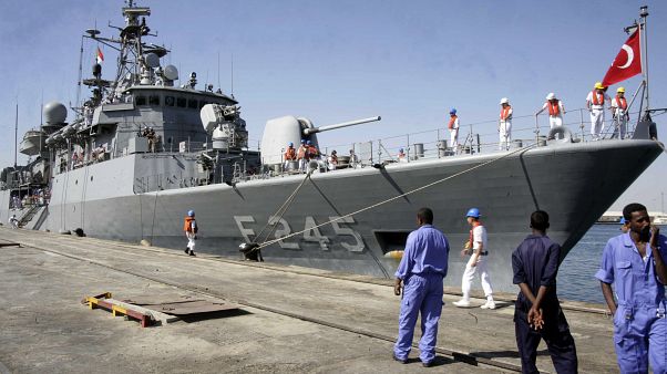 Sudan limanında Türk Donanması'na ait bir fırkateyn Sudan limanında Türk Donanması'na ait bir fırkateyn