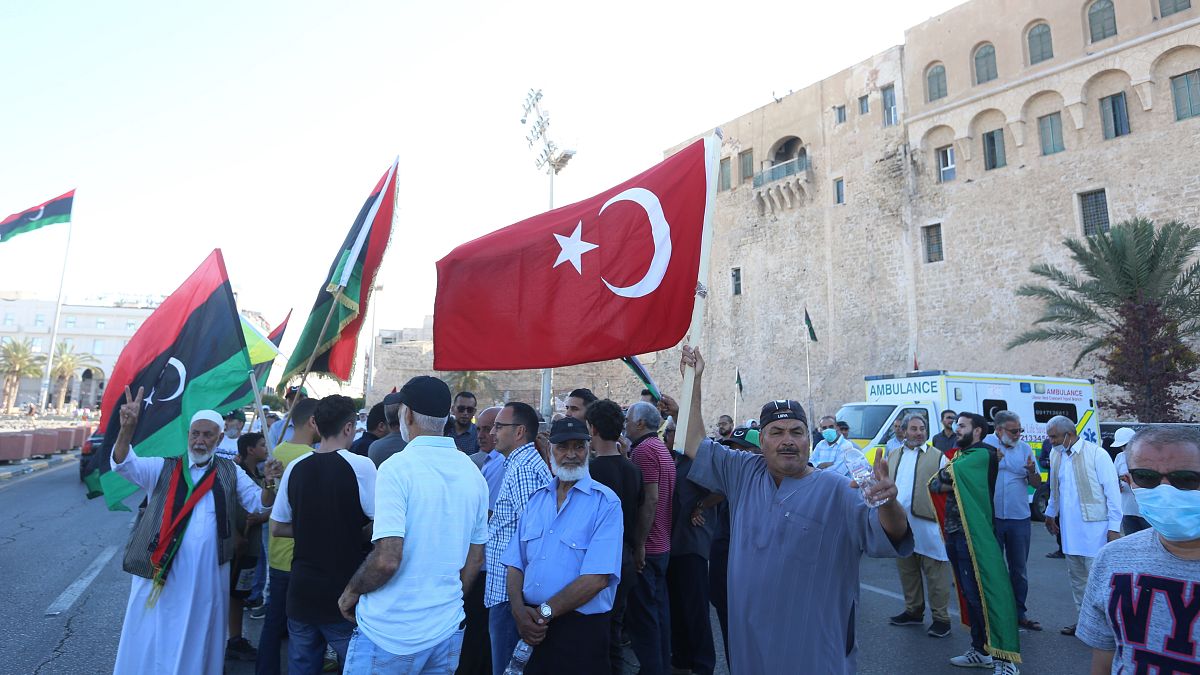 Libya'nın başkenti Trablus'ta toplanan göstericiler Mısır'ın askeri müdahale tehdidinde bulunmasını Libya ve Türk bayrakları taşıyarak protesto etti.
