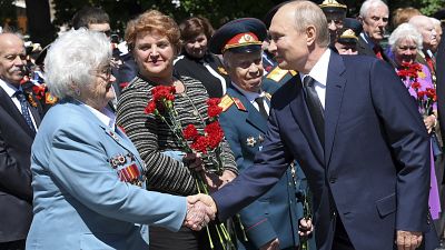 Владимир Путин приветствует ветеранов
