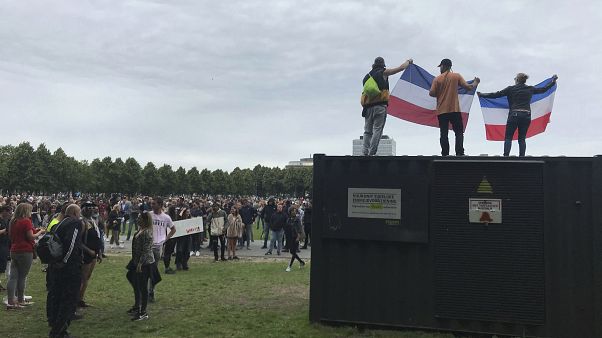 Lahey’deki hükümet binası yakınında yapılan protesto gösterisi Lahey’deki hükümet binası yakınında yapılan protesto gösterisi