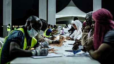 Migrantes nigerianos se registran después de regresar a Lagos desde Libia en febrero de 2020. 