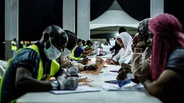 Migranti nigeriane vengono registrate dopo il rientro in patria dalla Libia Migranti nigeriane vengono registrate dopo il rientro in patria dalla Libia
