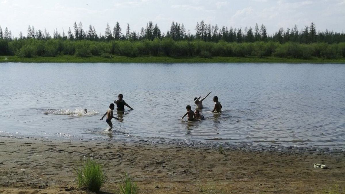 Sibirya'nın Saha bölgesinin Verkhoyansk kasabasında Krugloe Gölü'nde yüzen çocuklar. (Bölgede sıcaklık 38 dereceyi gördü)