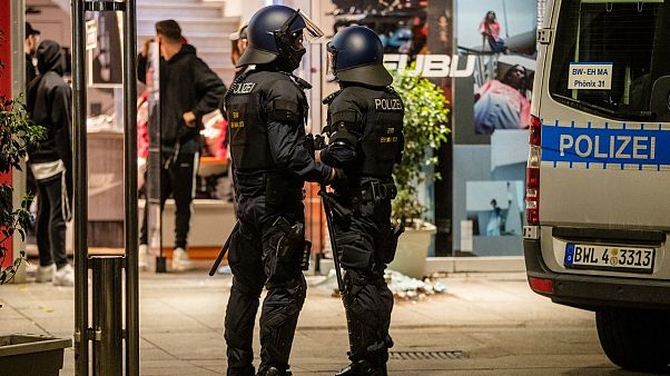 عصیان جوانان در شهر مرسدس بنز؛ زخمی شدن ۱۹ پلیس در درگیریهای اشتوتگارت عصیان جوانان در شهر مرسدس بنز؛ زخمی شدن ۱۹ پلیس در درگیریهای اشتوتگارت