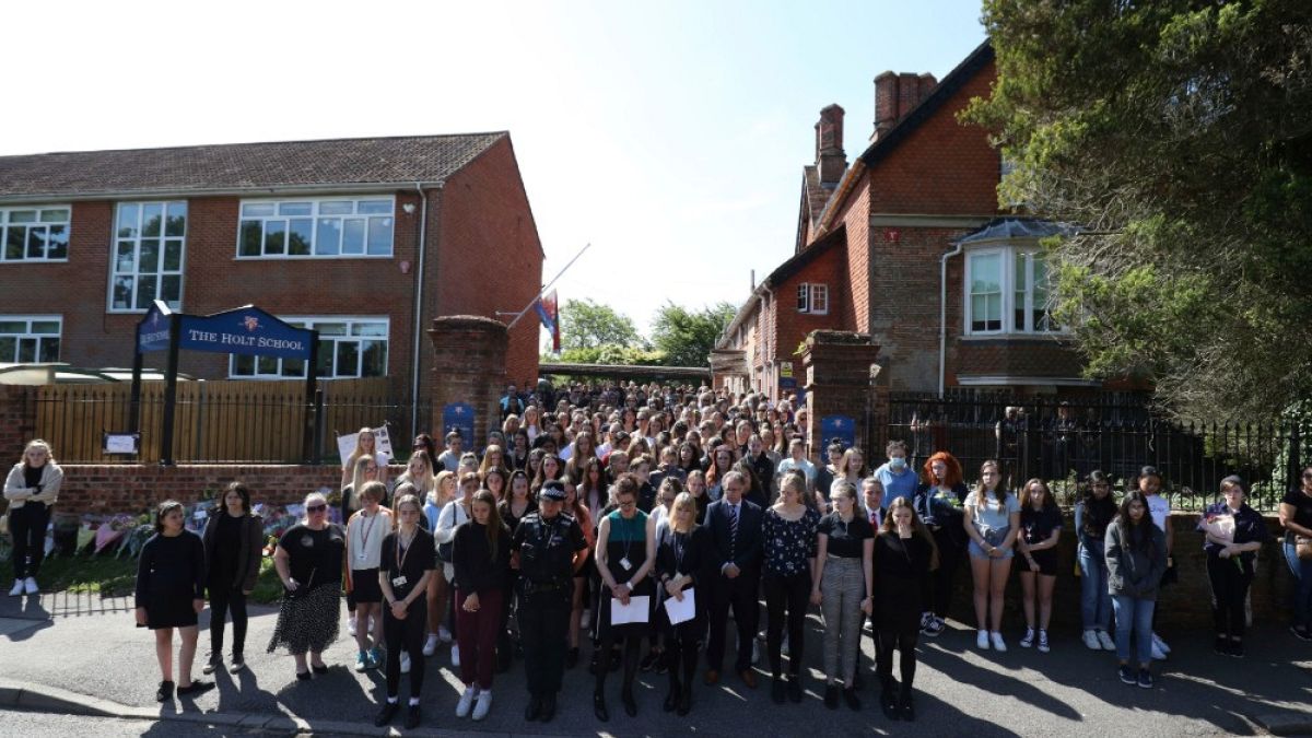 Colleghi e studenti dell'insegnante James Furlong durante il minuto di silenzio allate James Furlong durante il minuto di silenzio alla Holt School a Wokingham, in Inghilterra