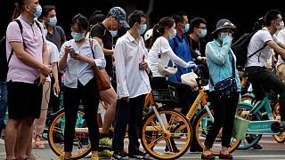 Mascherine per tutti per le strade di Pechino, per frenare la diffusione del coronavirus 