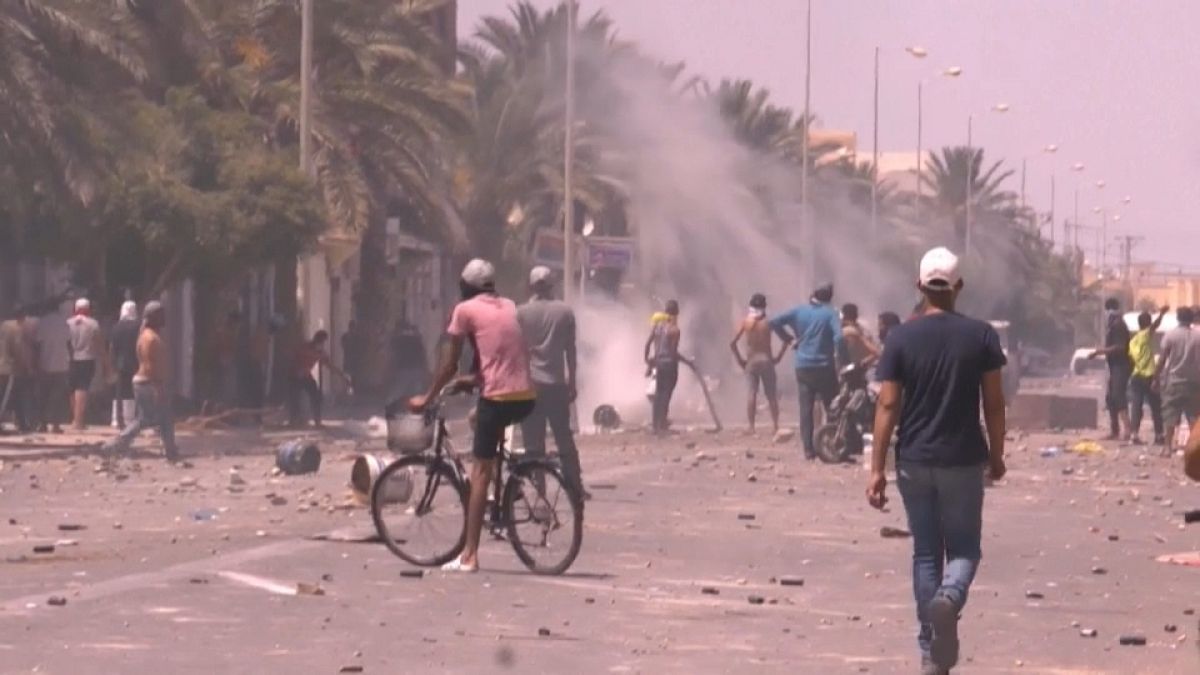 محتجون في مواجهة رجال الشرطة في ولاية تطاوين في الجنوب التونسي، يطالبون بتوظيف عاطلين عن العمل - 2020/06/22