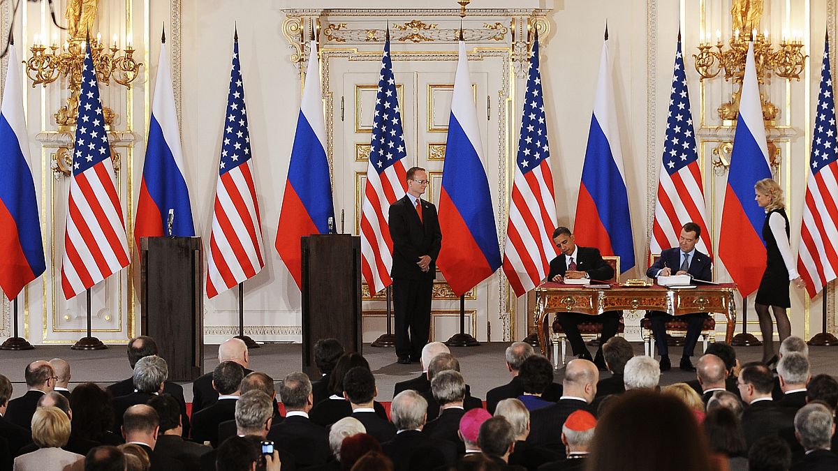 الرئيس الأمريكي السابق باراك أوباماوالرئيس الروسي السابق ديمتري ميدفيديف يوقعان معاهدة تخفيض الأسلحة الاستراتيجية الجديدة في براغ في 8 أبريل 2010.