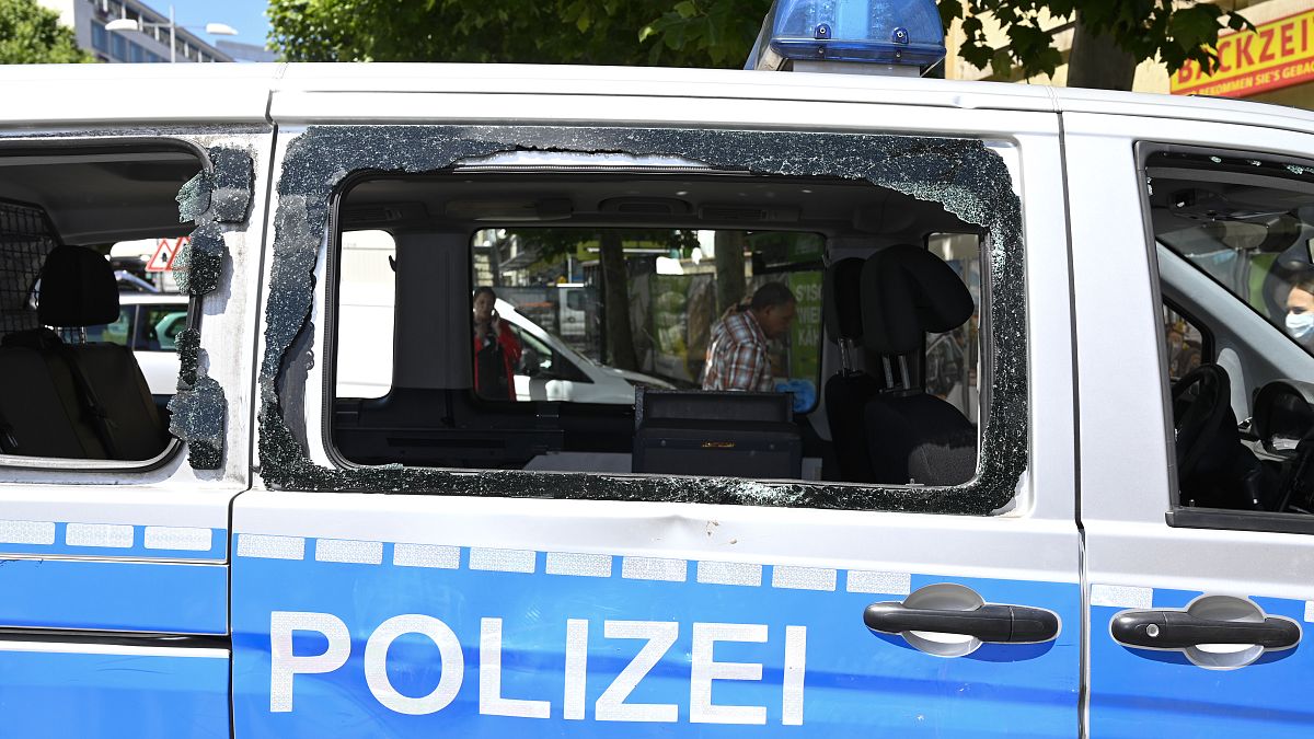 Demoliertes Polizeiauto in Stuttgart