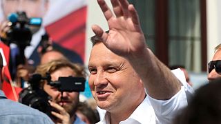 Il presidente polacco Andrzej Duda saluta i suoi sostenitori, durante la campagna per il secondo mandato a Serock, Polonia