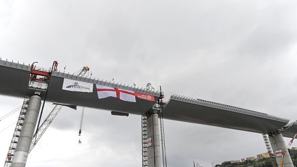 Una fase della costruzione del ponte Una fase della costruzione del ponte
