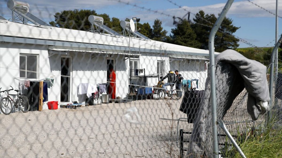 مخيم للاجئين في ريتسونا التي تبعد حوالي 80 كيلومترًا شمال أثينا