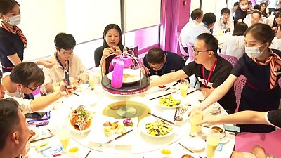 شاهد: الصين تفتتح أول مطعم يعمل بالروبوتات في استقبال وتحضير وتقديم الوجبات للزبائن