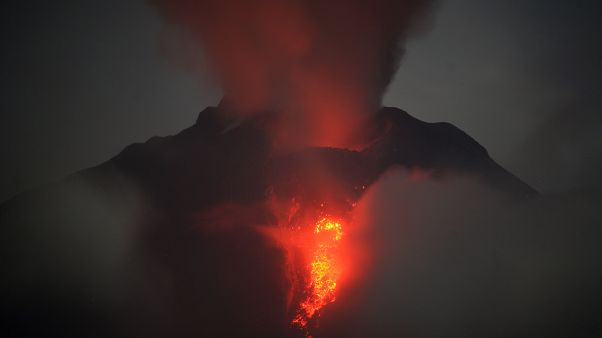 Endonezya'nın Sumatra Adası'ndaki Sinabung Dağı Endonezya'nın Sumatra Adası'ndaki Sinabung Dağı