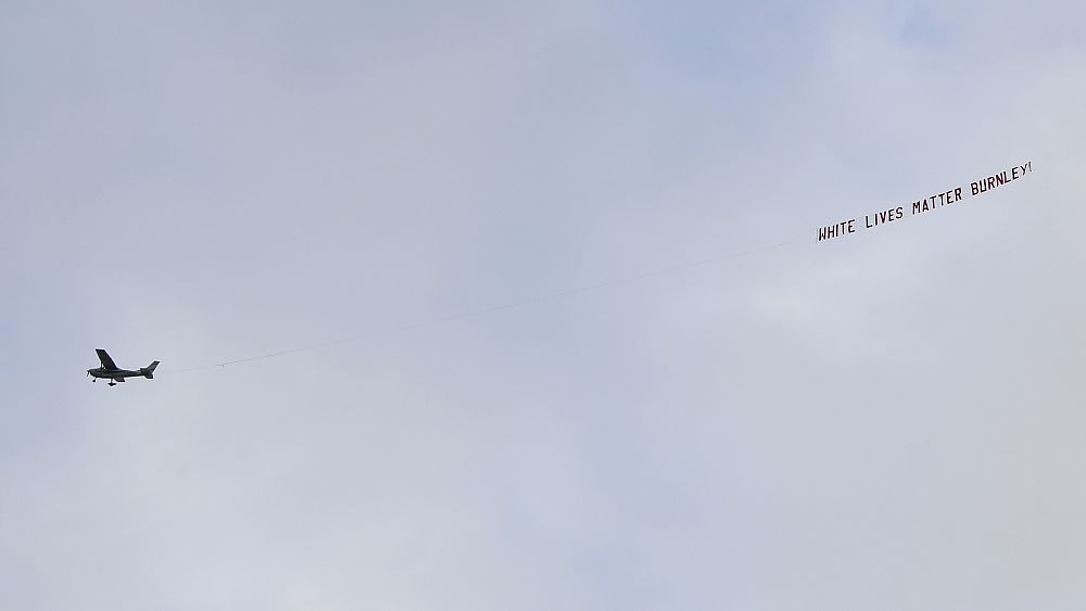 Football : banderole raciste dans le ciel de Manchester