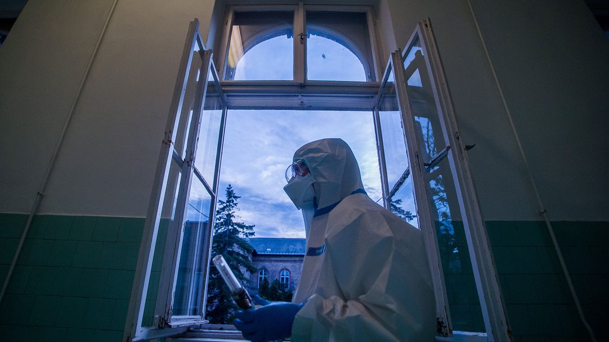 Ápolónő védőfelszerelésben az éjszakai műszakban a koronavírussal fertőzött betegek fogadására kialakított osztályon a fővárosi Szent János Kórházban