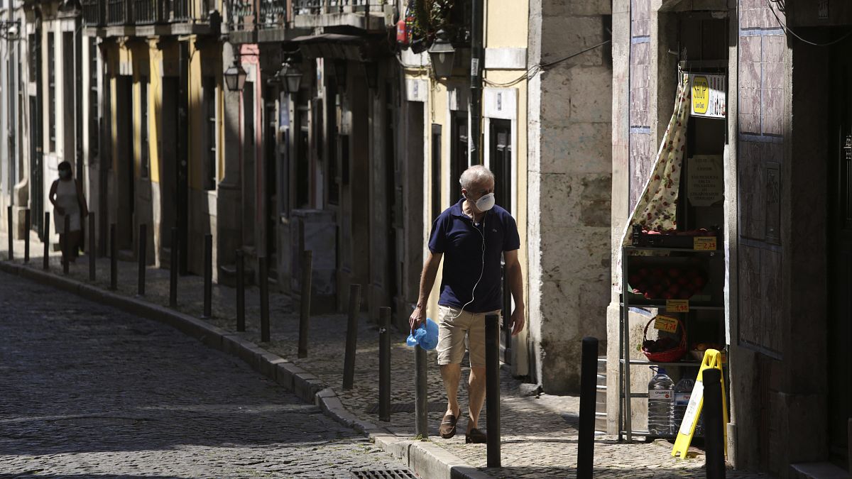 В Лиссабоне введены меры изоляции, сильнее всего новой вспышкой COVID-19 затронуты бедные кварталы столицы Португалииы