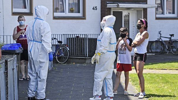 Tönnies-Arbeiter und Angehörige werden in ihren Unterkünften getestet Tönnies-Arbeiter und Angehörige werden in ihren Unterkünften getestet