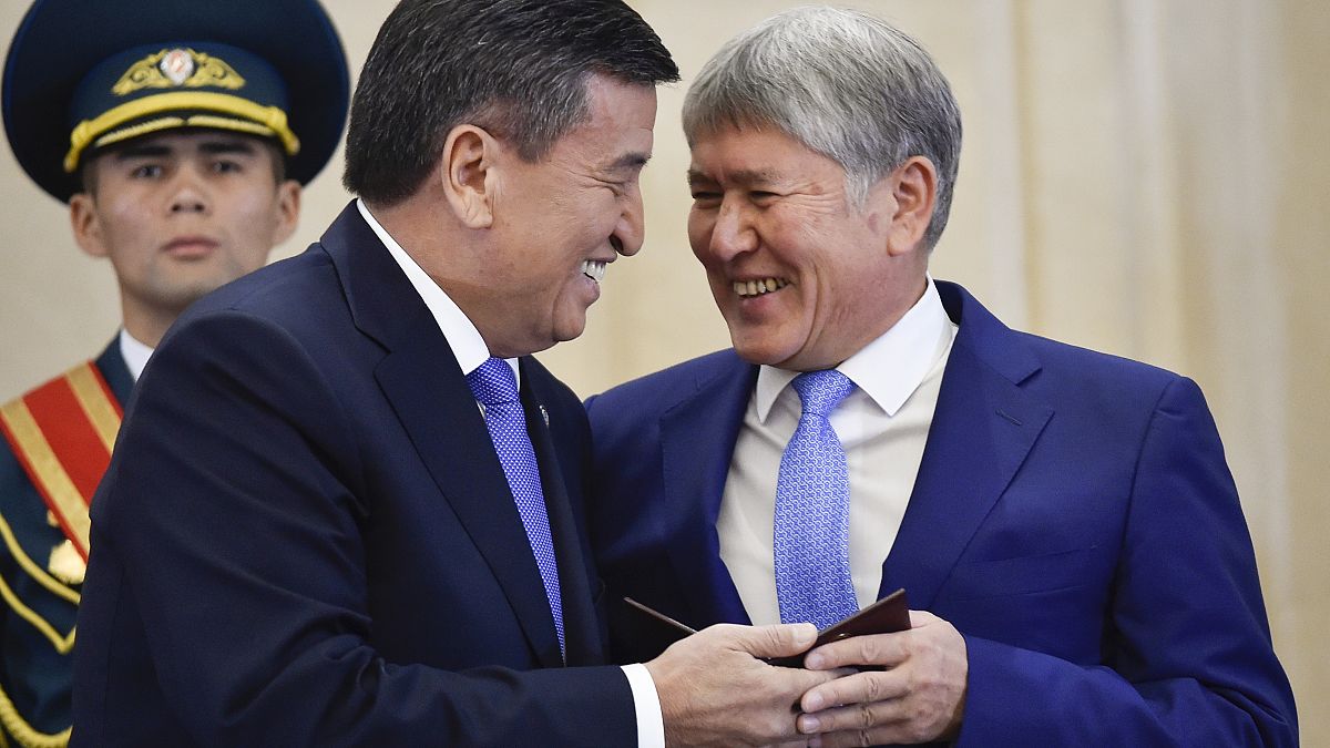 Kirgistans Ex-Präsident Almasbek Atambajew (rechts) mit seinem Nachfolger Sooronbai Jeenbekov, im November 2017