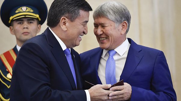 Kirgistans Ex-Präsident Almasbek Atambajew (rechts) mit seinem Nachfolger Sooronbai Jeenbekov, im November 2017 Kirgistans Ex-Präsident Almasbek Atambajew (rechts) mit seinem Nachfolger Sooronbai Jeenbekov, im November 2017