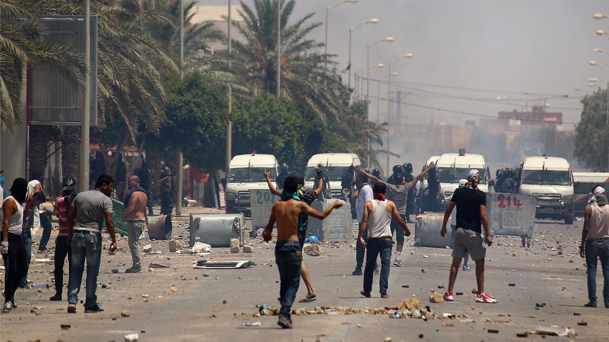 محتجون في مدينة تطاوين في الجنوب التونسي خلال صدامات مع الشرطة. 2020/06/21