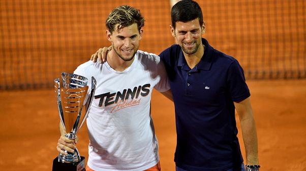 Djokovic posa con el austriaco Dominic Thiem, ganador del torneo Djokovic posa con el austriaco Dominic Thiem, ganador del torneo