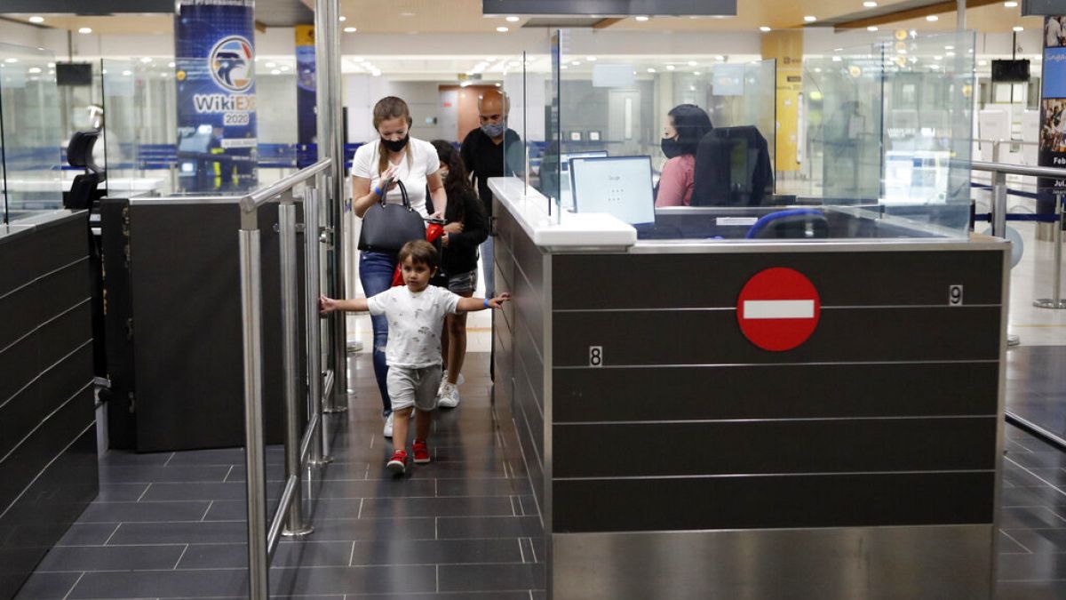 Έλεγχος διαβατηρίων στο αεροδρόμιο της Λάρνακας