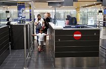 Έλεγχος διαβατηρίων στο αεροδρόμιο της Λάρνακας