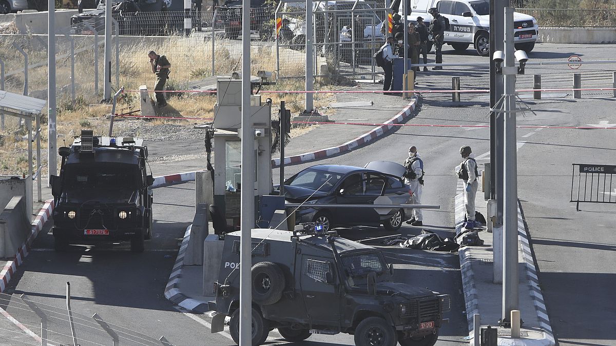 مقتل فلسطيني حاول صدم شرطية عند أحد الحواجز الإسرائيلية في الضفة الغربية المحتلة 