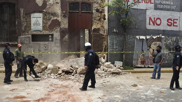 Meksika'dameydana gelen 7,4 büyüklüğündeki depremin ardından maddi hasar meydana geldi Meksika'dameydana gelen 7,4 büyüklüğündeki depremin ardından maddi hasar meydana geldi