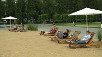 μια αμφιλεγόμενη παραλία σε πλατεία στο Βίλνιους