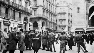 الجنود الفرنسيون يقيمون نقطة تفتيش في 12 ديسمبر 1960 في الجزائر العاصمة في أسفل القصبة