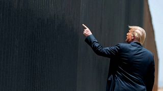 Donald Trump señala el muro con México en Arizona