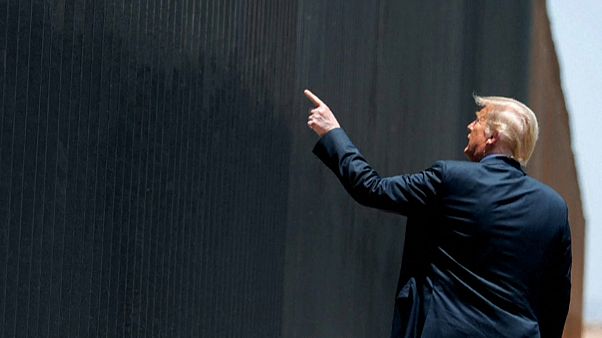 Donald Trump señala el muro con México en Arizona Donald Trump señala el muro con México en Arizona