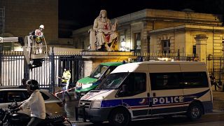 Fransa'da köleliği yasalaştıran siyasetçinin heykeline saldırı