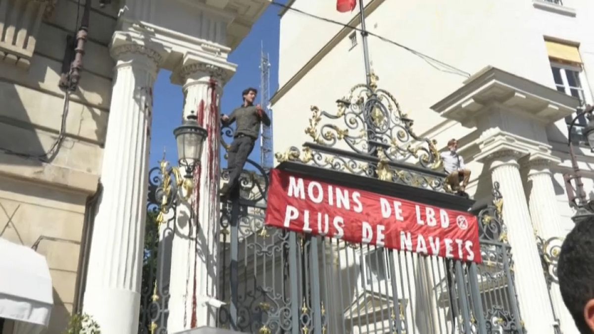 Des militants d'Extinction Rebellion montent sur les grilles du ministère de l'Intérieur à Paris