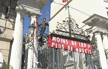 Des militants d'Extinction Rebellion montent sur les grilles du ministère de l'Intérieur à Paris
