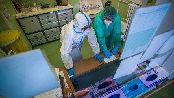 A koronavírussal fertőzött betegek fogadására kialakított osztály a fővárosi Szent János Kórházban A koronavírussal fertőzött betegek fogadására kialakított osztály a fővárosi Szent János Kórházban