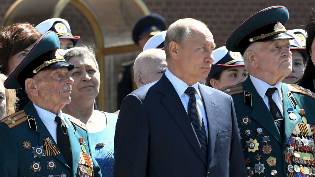 Russian President Vladimir Putin, center