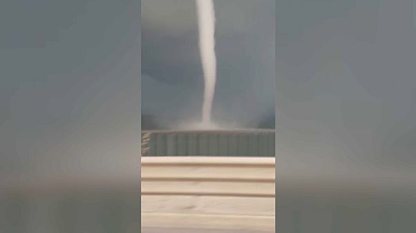 İstanbul'da sel nedeniyle bir kişi hayatını kaybetti, Büyükçekmece'de hortum oluştu İstanbul'da sel nedeniyle bir kişi hayatını kaybetti, Büyükçekmece'de hortum oluştu