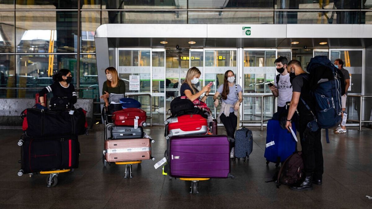 گروهی از مسافران در یکی از فرودگاه‌های اسپانیا