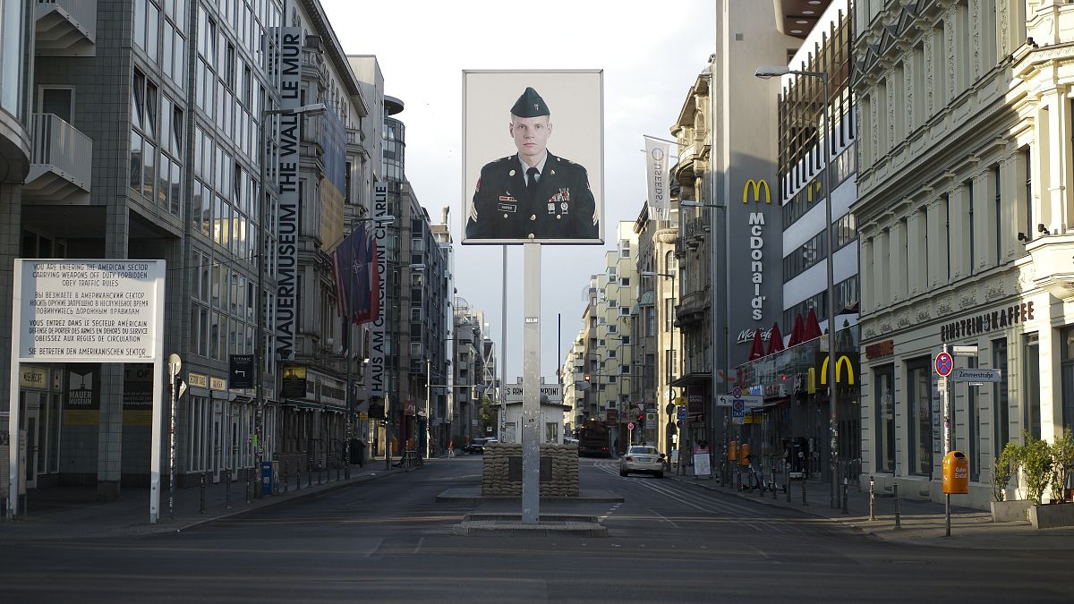 صورة جندي أمريكي سابق تظهر عند نقطة تفتيش تشارلي في برلين