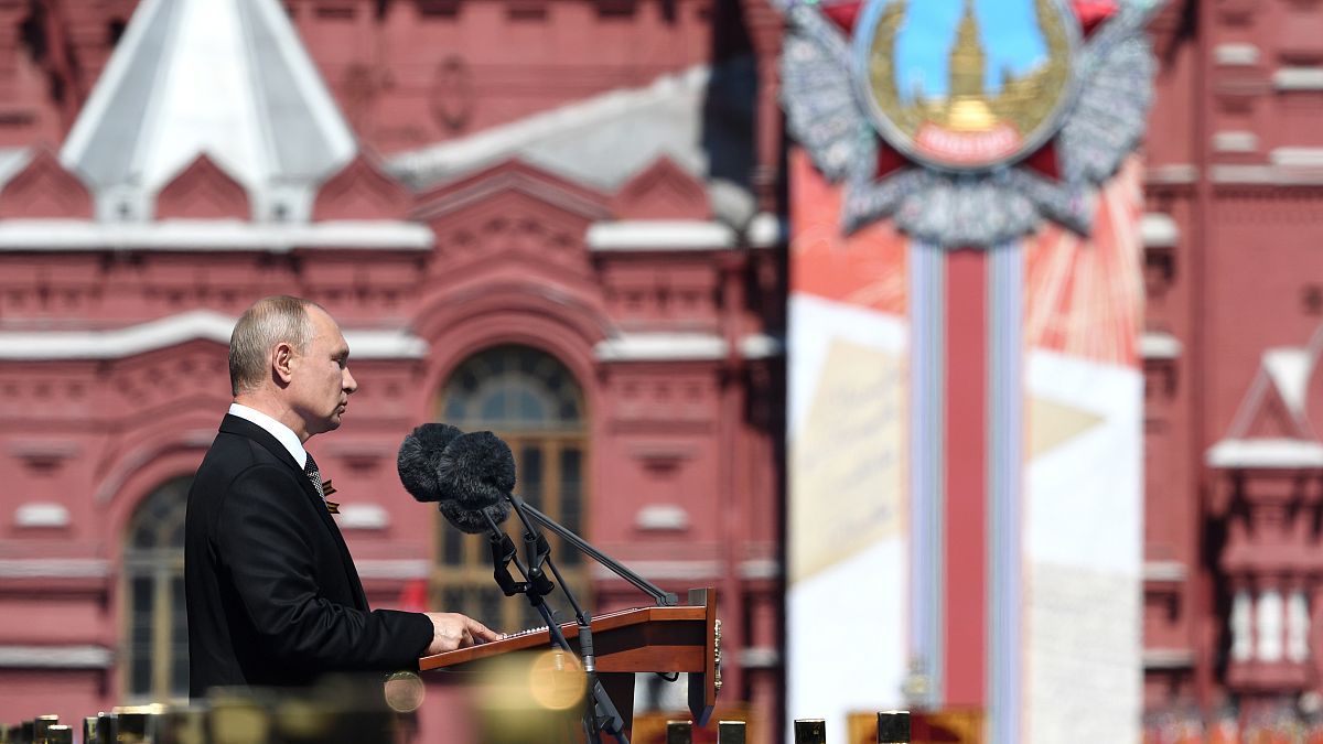 Ohne Mundschutz: Putin nimmt Militärparade ab