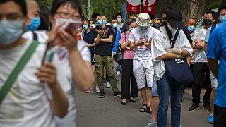 Menschenschlange vor einem chinesischen Impfzentrum