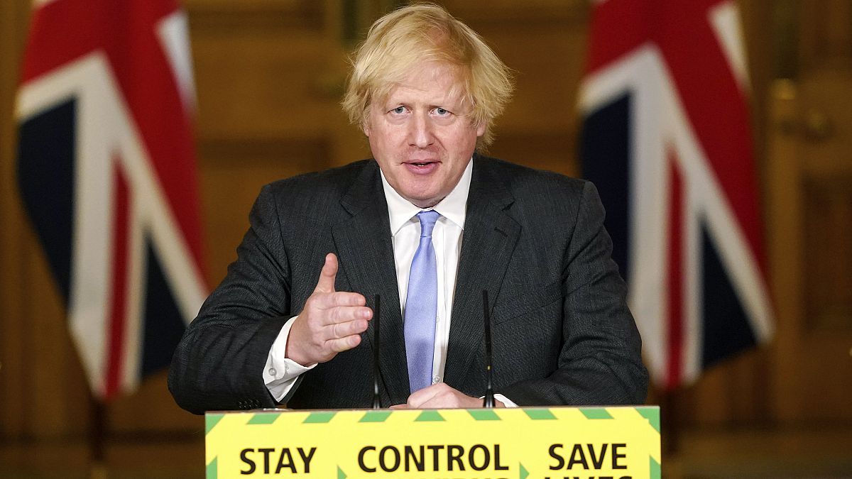 Boris Johnson, habla durante una sesión informativa sobre el coronavirus en Downing Street, Londres, el martes 23 de junio de 2020. 