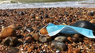 GB: spiagge invase da guanti e mascherine. Il Covid fa male anche all'ambiente